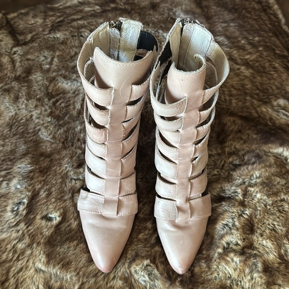 Freebird by Steven Jagger in blush - 9 - Picture 4 of 9